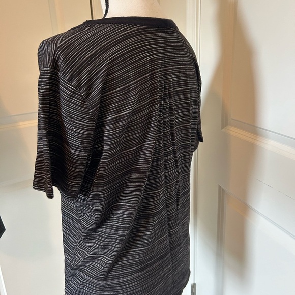 Soft and comfy grey and black vneck tshirt - Picture 2 of 3